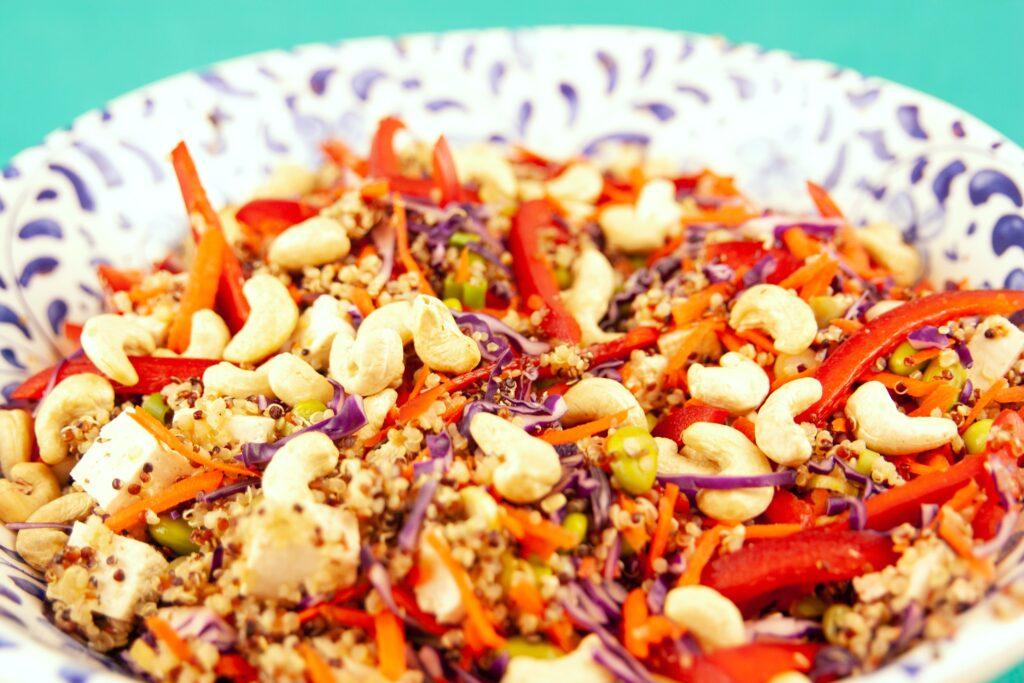 Quinoa-salat-s-jablkom-a-feta-syrom