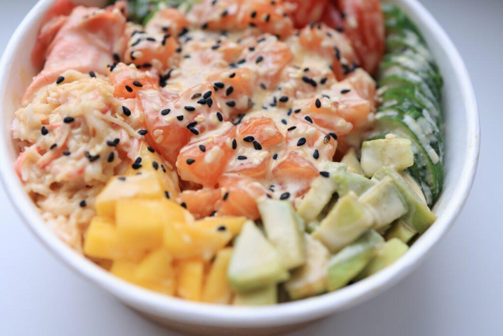 Salat-s-lososom-v-trojobale