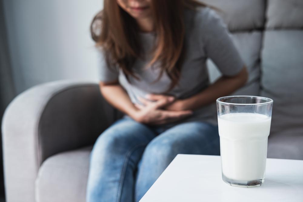 Ak niekoho po konzumácii mlieka trápia tráviace ťažkosti, mal by vyhľadať lekára. Pravdepodobne ide o intoleranciu.