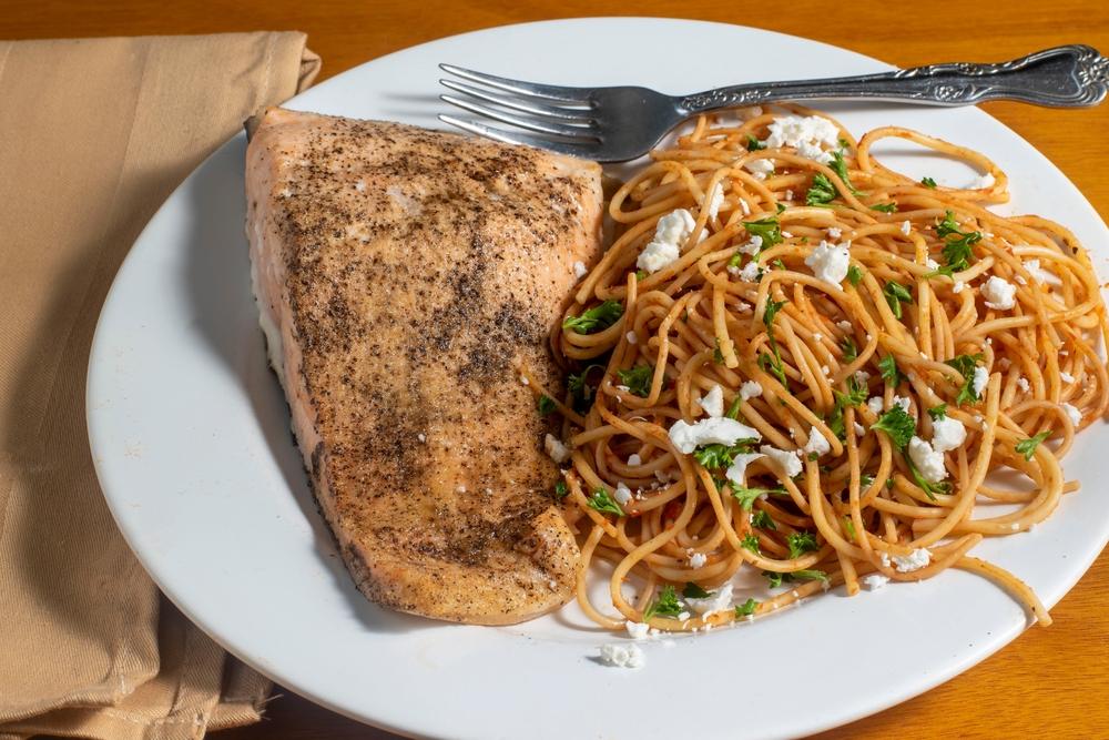 teriyaki losos celozrnne cestoviny